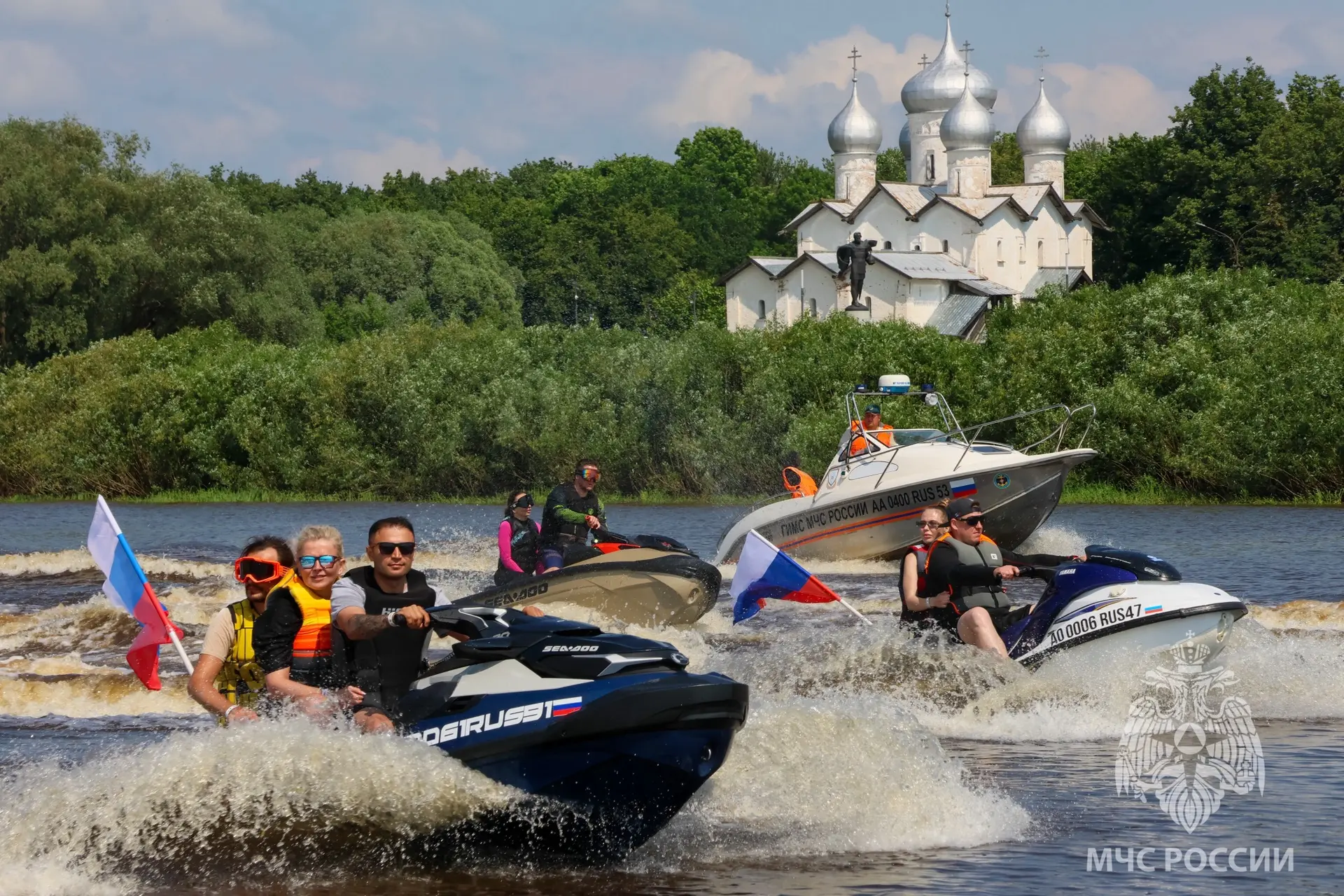 🫶🇷🇺По Волхову с триколором  

Сотрудники Центра ГИМС МЧС России и полиции обеспечили безопасность