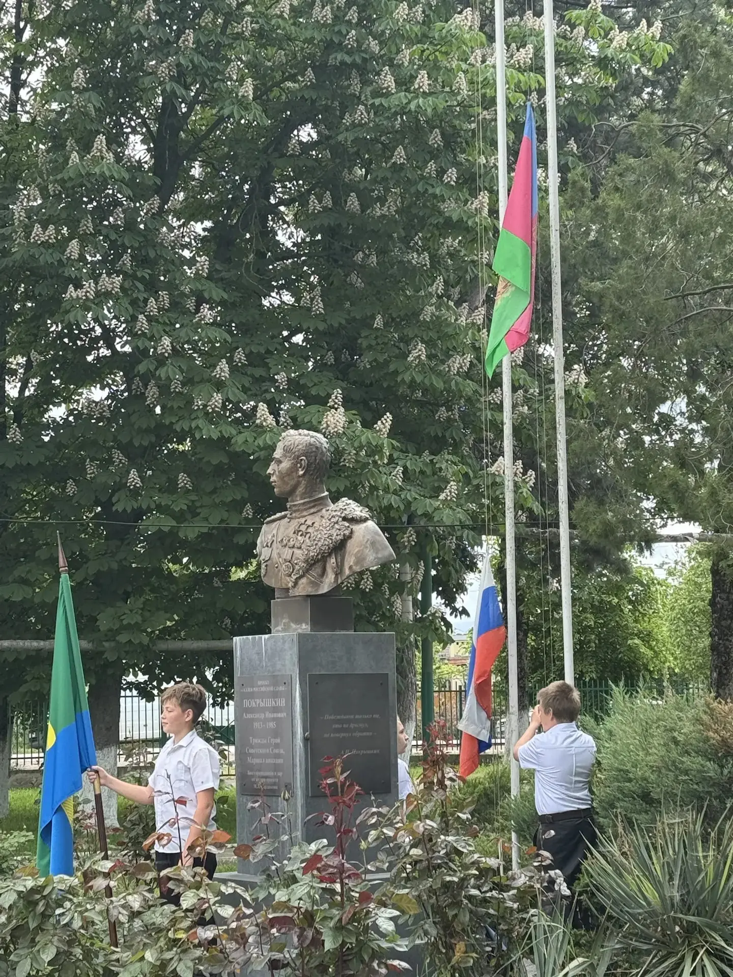 Сегодня по традиции прошла линейка, посвященная спуску флагов. Были исполнены гимны Российской Федер