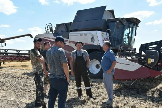На полях Даниловского района — горячая пора 
Выезд на поля показал: везде своя атмосфера, но цель од