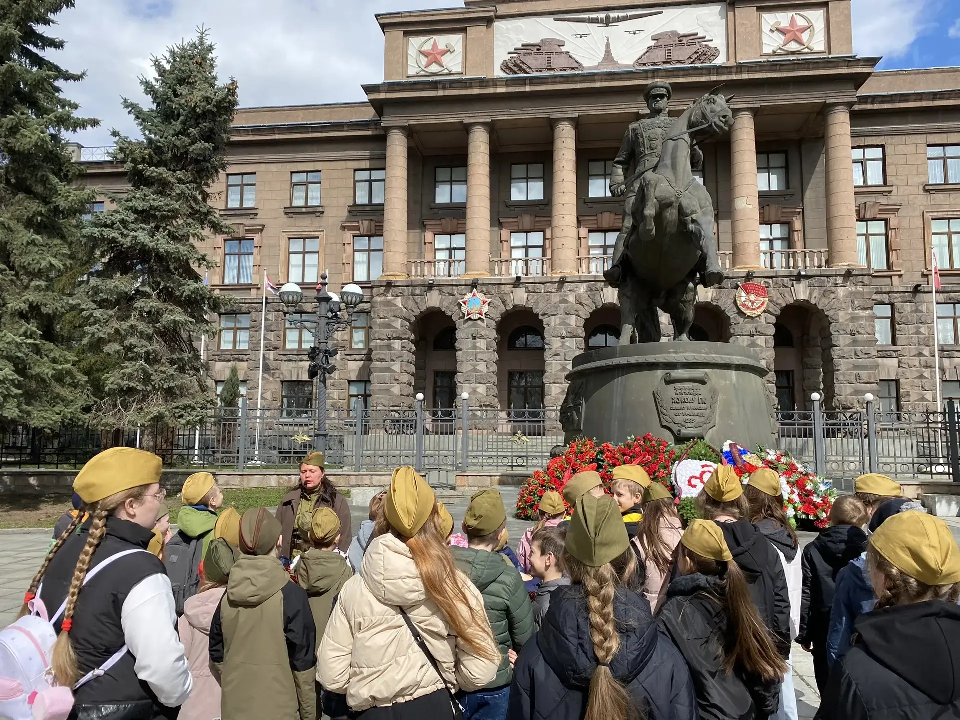 29 апреля, ученики 1 "Б" и 4 "Б" побывали на автобусно-пешеходной экскурсии по Екатеринбургу «Дорога