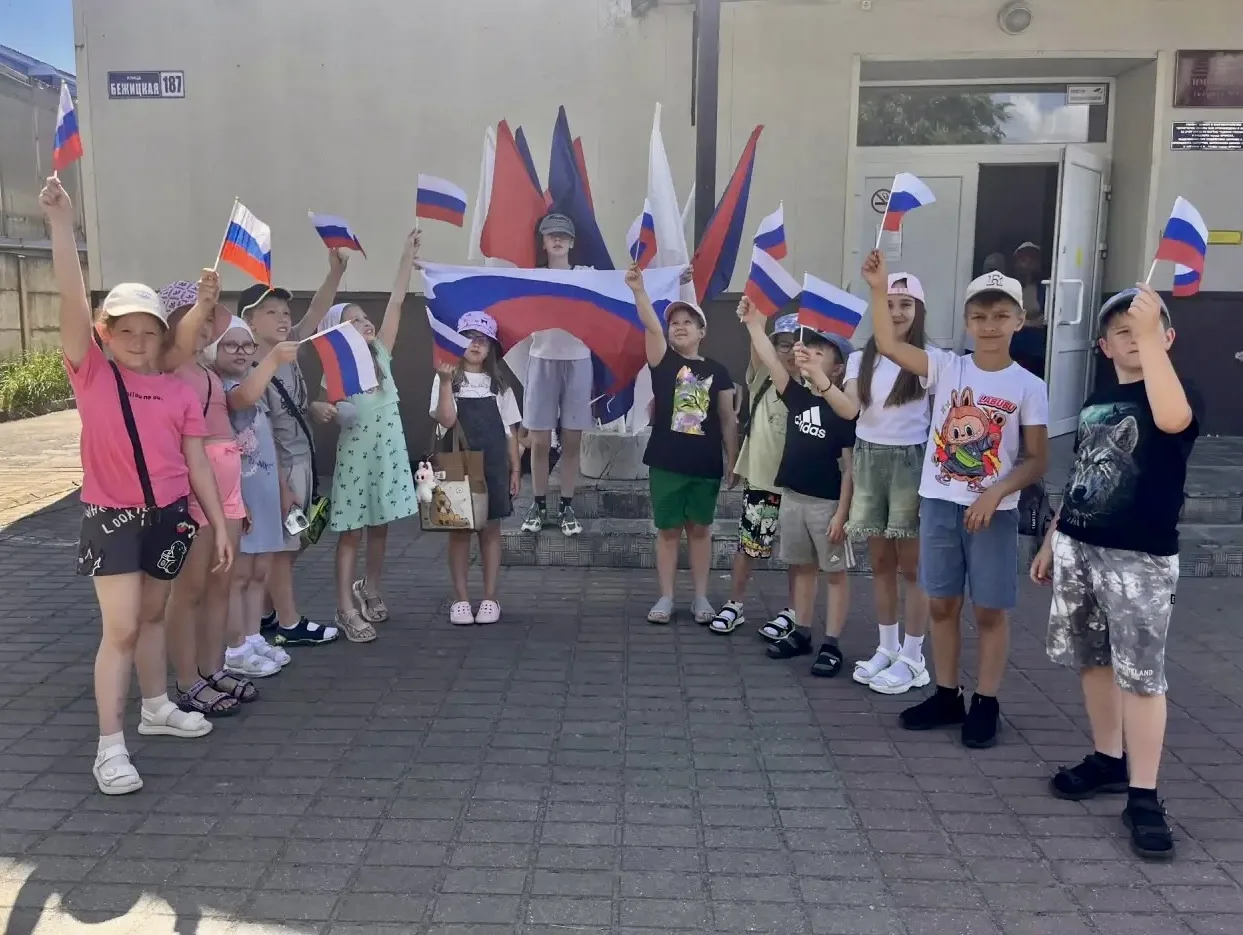 🇷🇺Всероссийская акция «Флаг во дворах». 

В преддверии Дня России наша гимназия принимает участие 