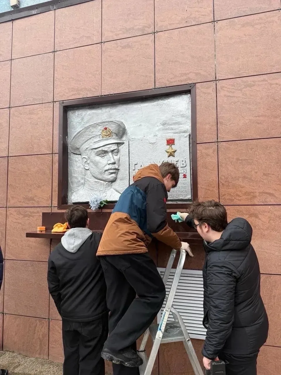 Ученики 9 «Б» класса под руководством классного руководителя Натальи Юрьевны вместе с родителями при