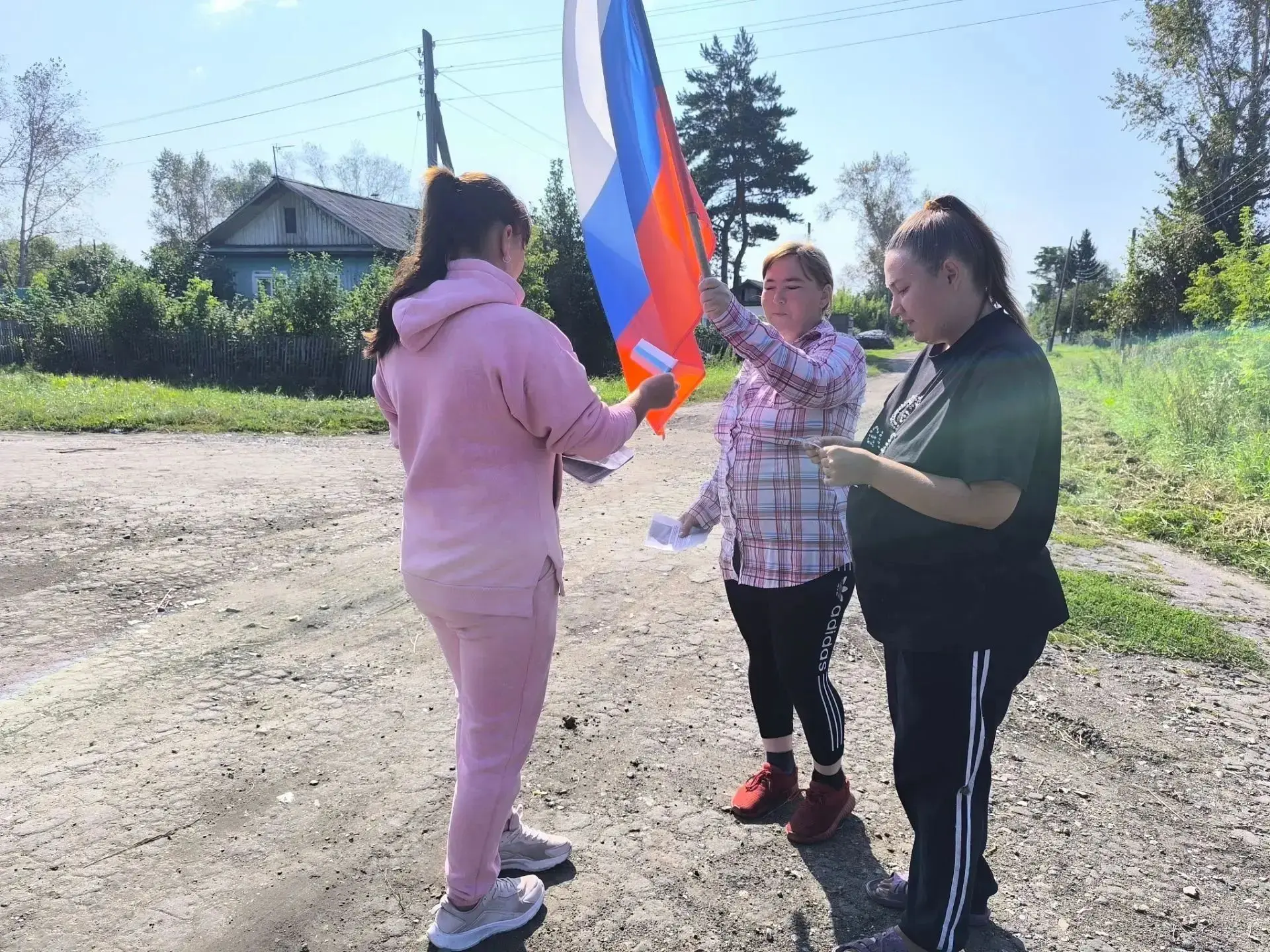 22 августа ко дню Российского флага  художественным руководителем с  учащейся Кутырлинс...