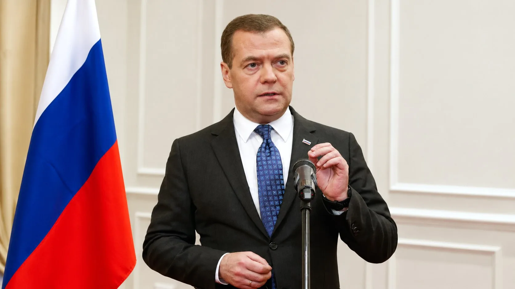 Дмитрий Медведев поручил решить проблему школ с туалетами во дворе!
