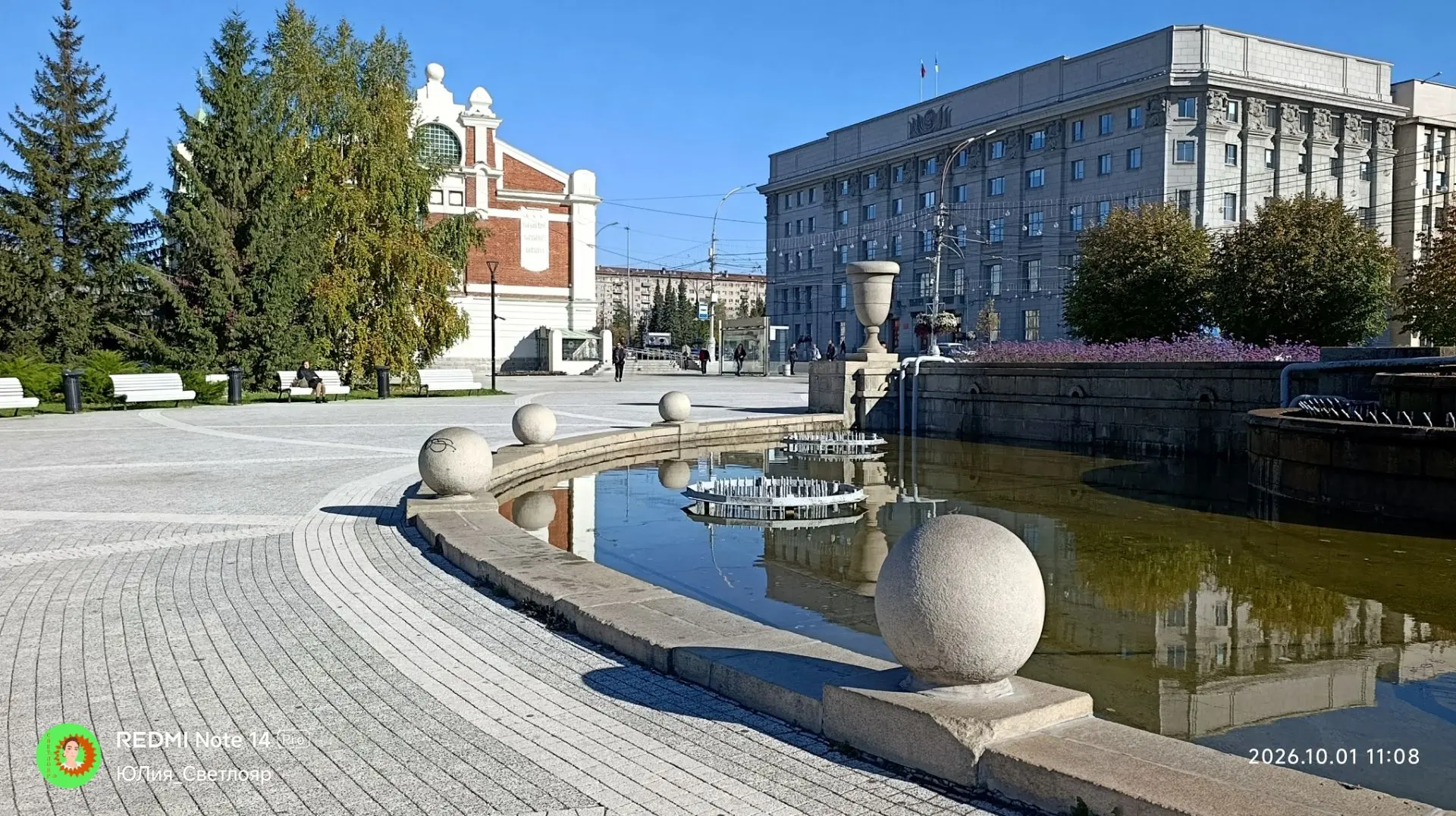 Фонтан не "играет", но за счёт зеркального отражения является интересным дополнением ул...