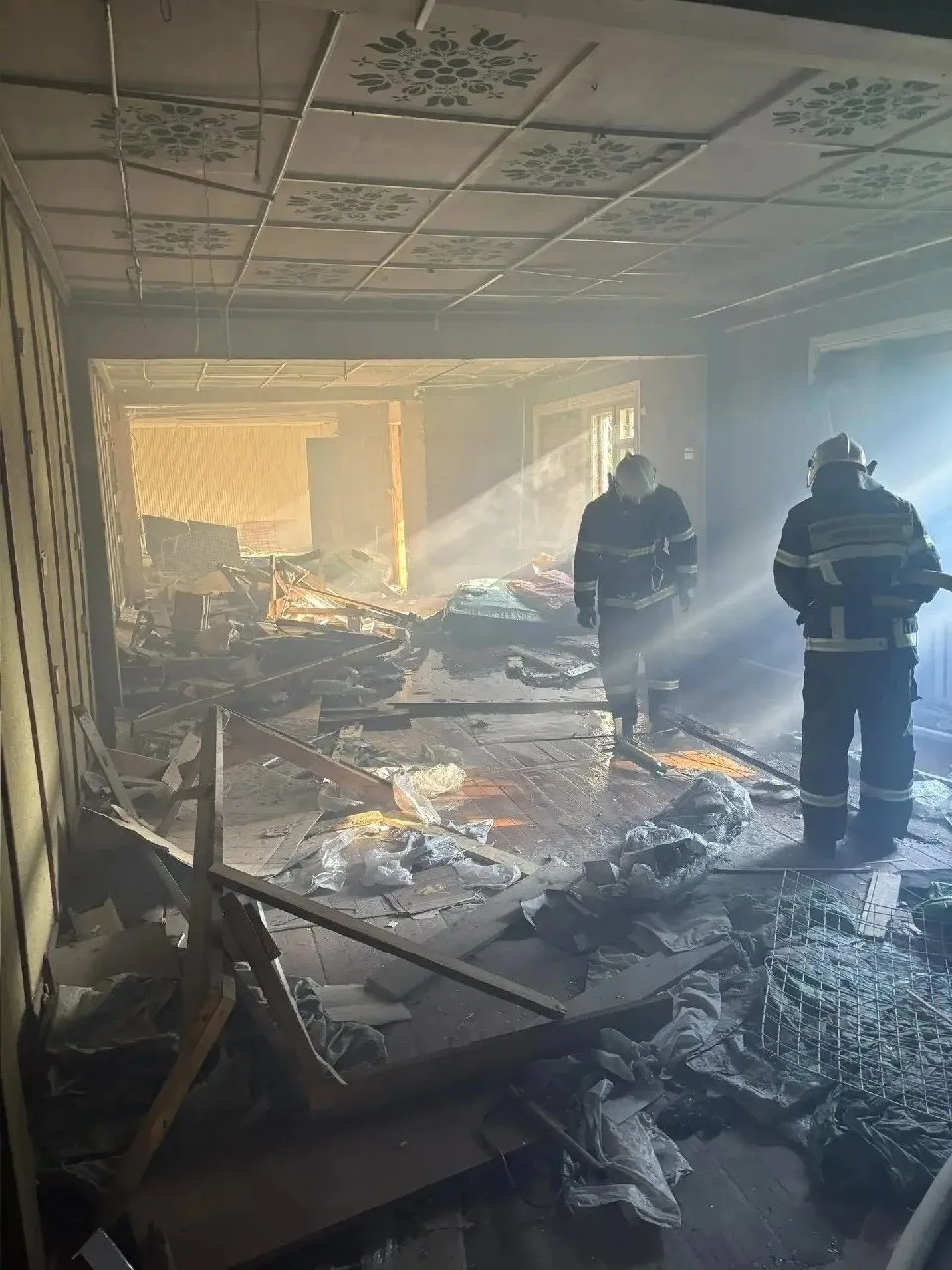 🔥 В Тымовском произошёл пожар в неиспользуемом здании