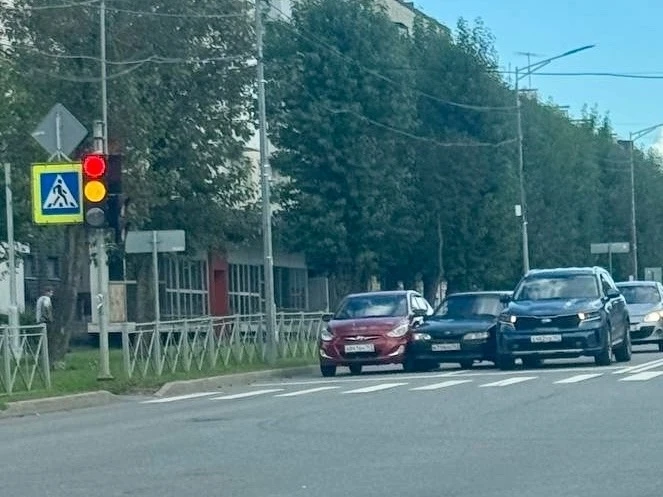 В Киришах у здания администрации произошло курьёзное ДТП.