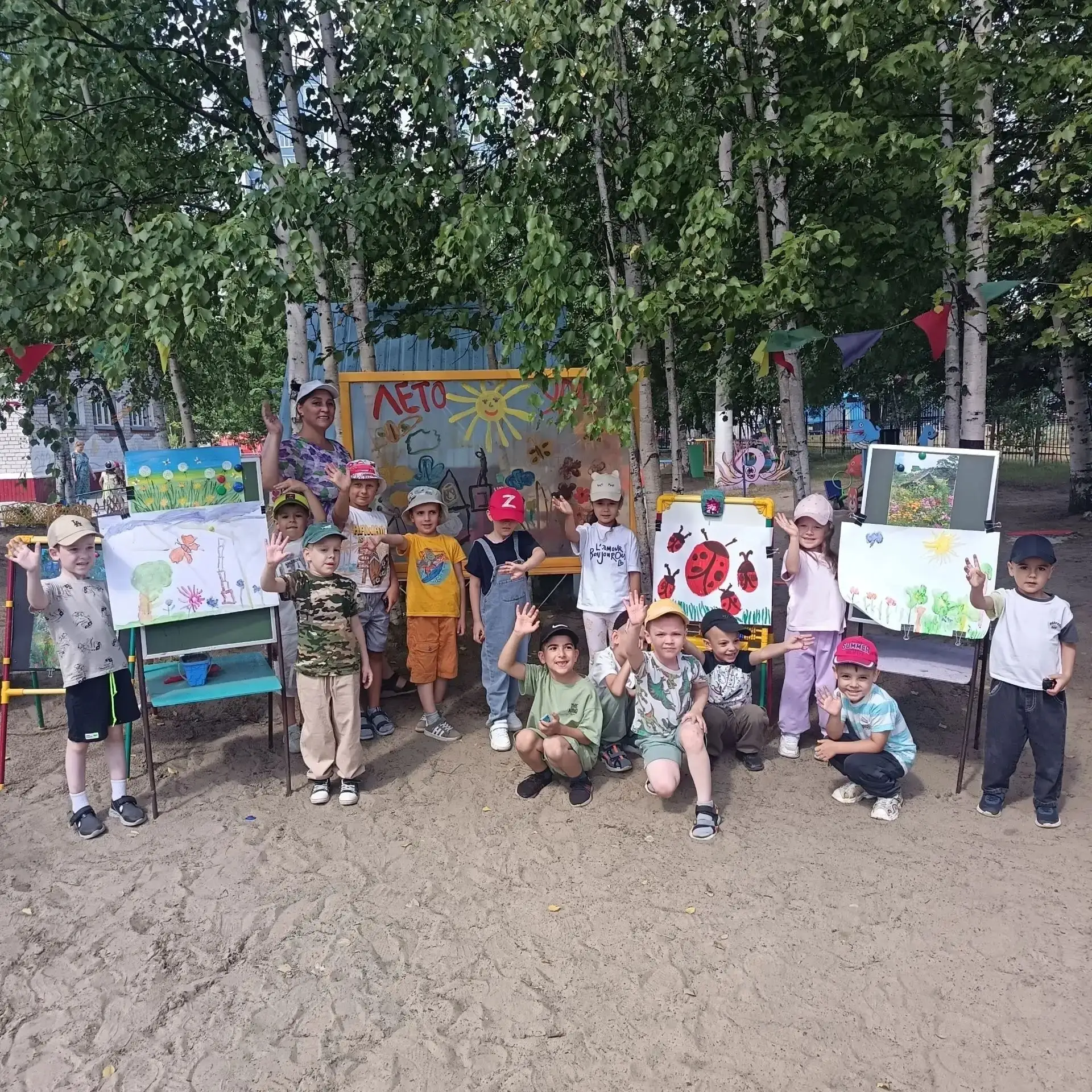 🌈 В нашем детском саду прошёл творческий день «Краски лета»: ребята рисовали на мольбе...