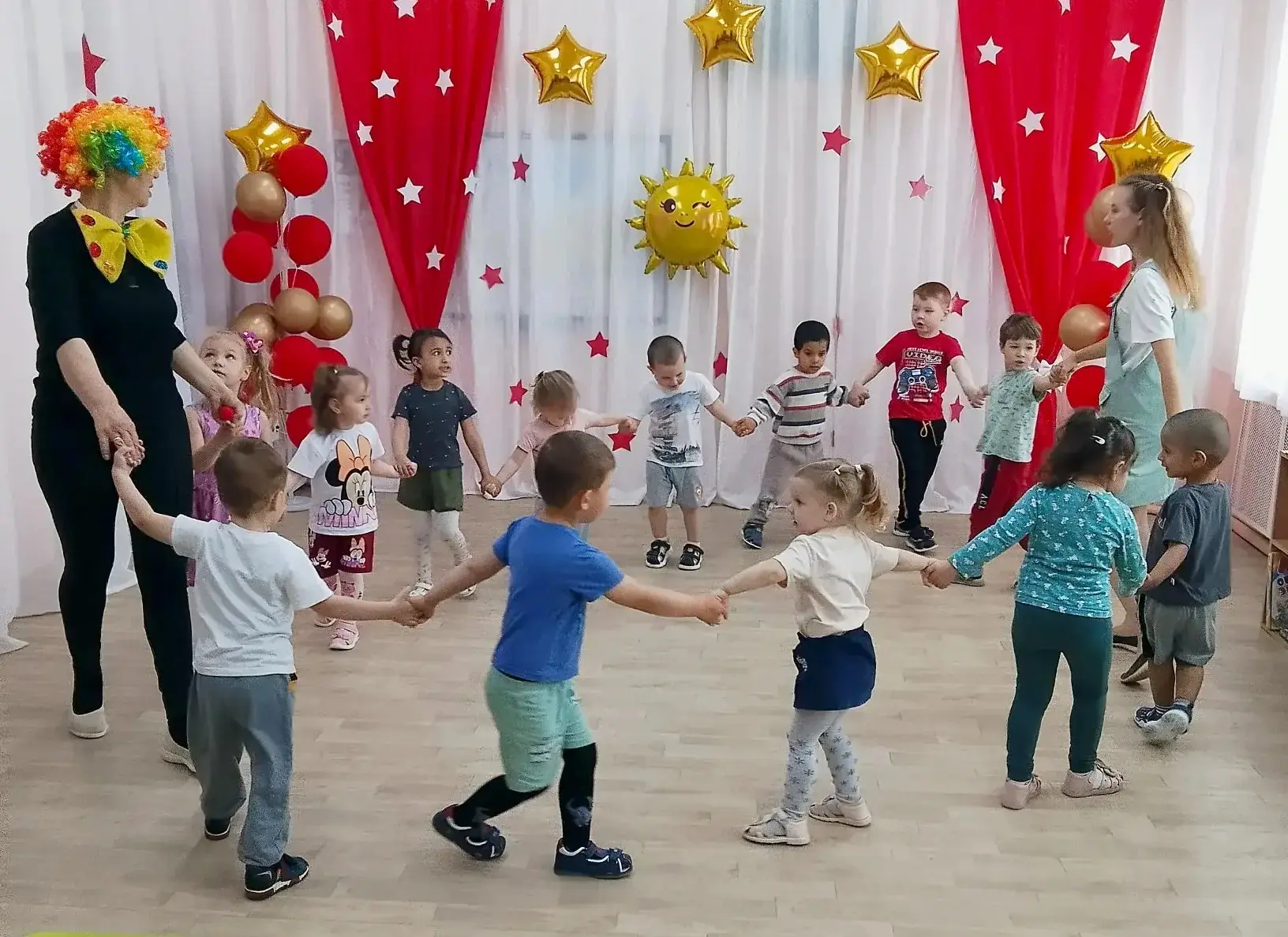 Лето - это самое любимое и радостное время года. В первый день красочного лета отмечает...