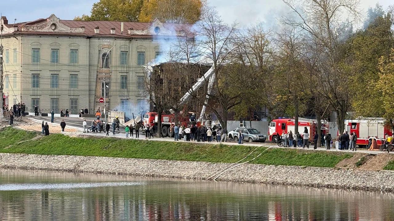 В Вологде загорелся Дом купца Назарова на улице Чернышевского.