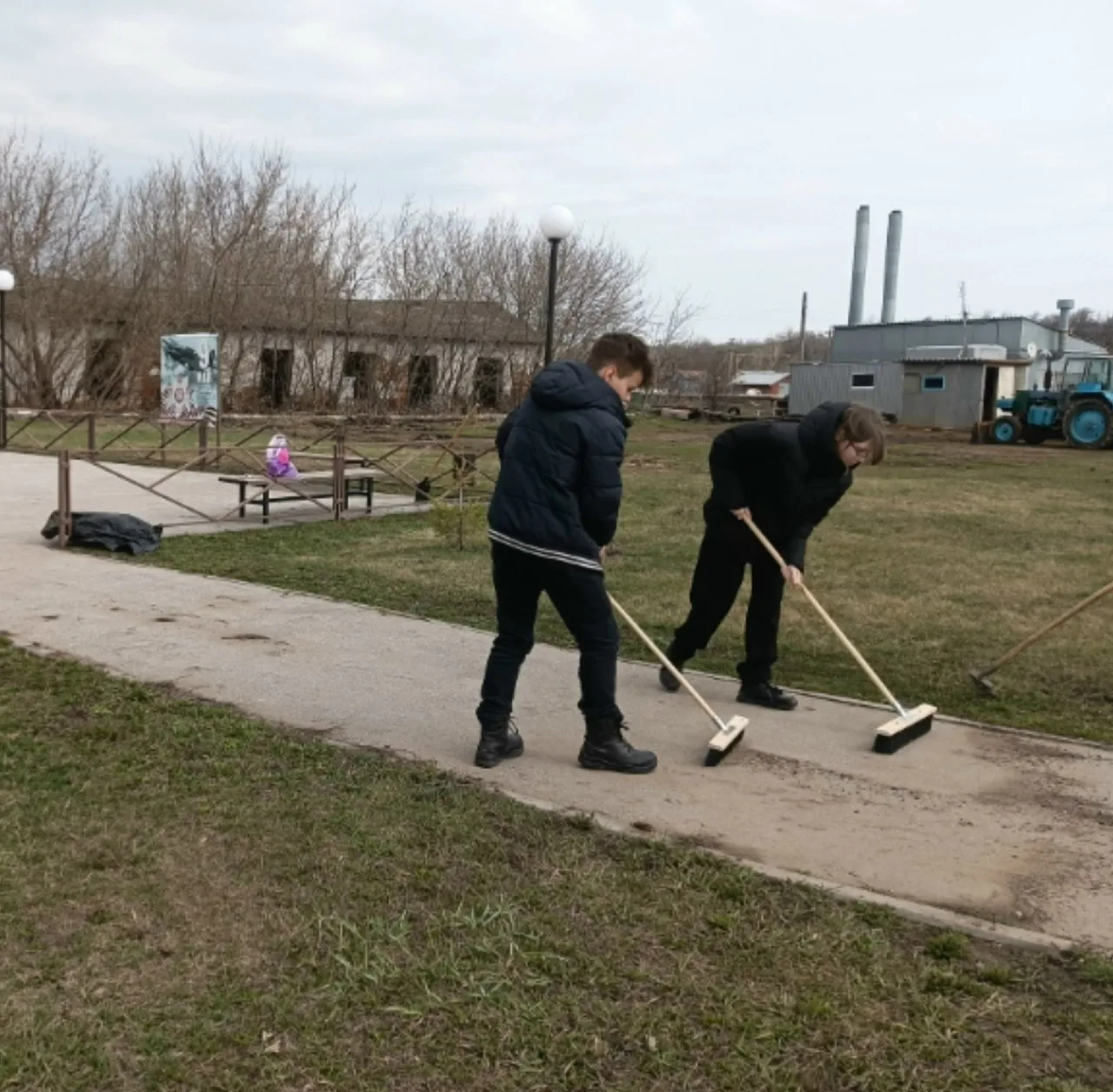 🧹 Семиклассники ГБОУ СОШ «ОЦ» с. Воротнее привели в порядок «Аллею Памяти»! 
 
Ребята убрали сухую 