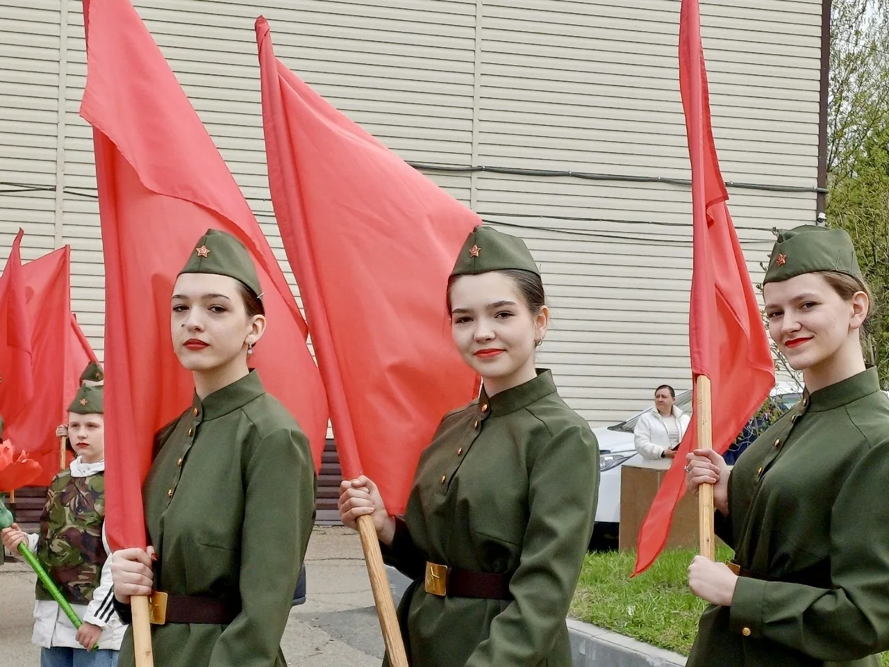 «Бессмертный полк» прошел по улице Советской в поселке Рудничный.   В День Победы жители Анжеро-Судж