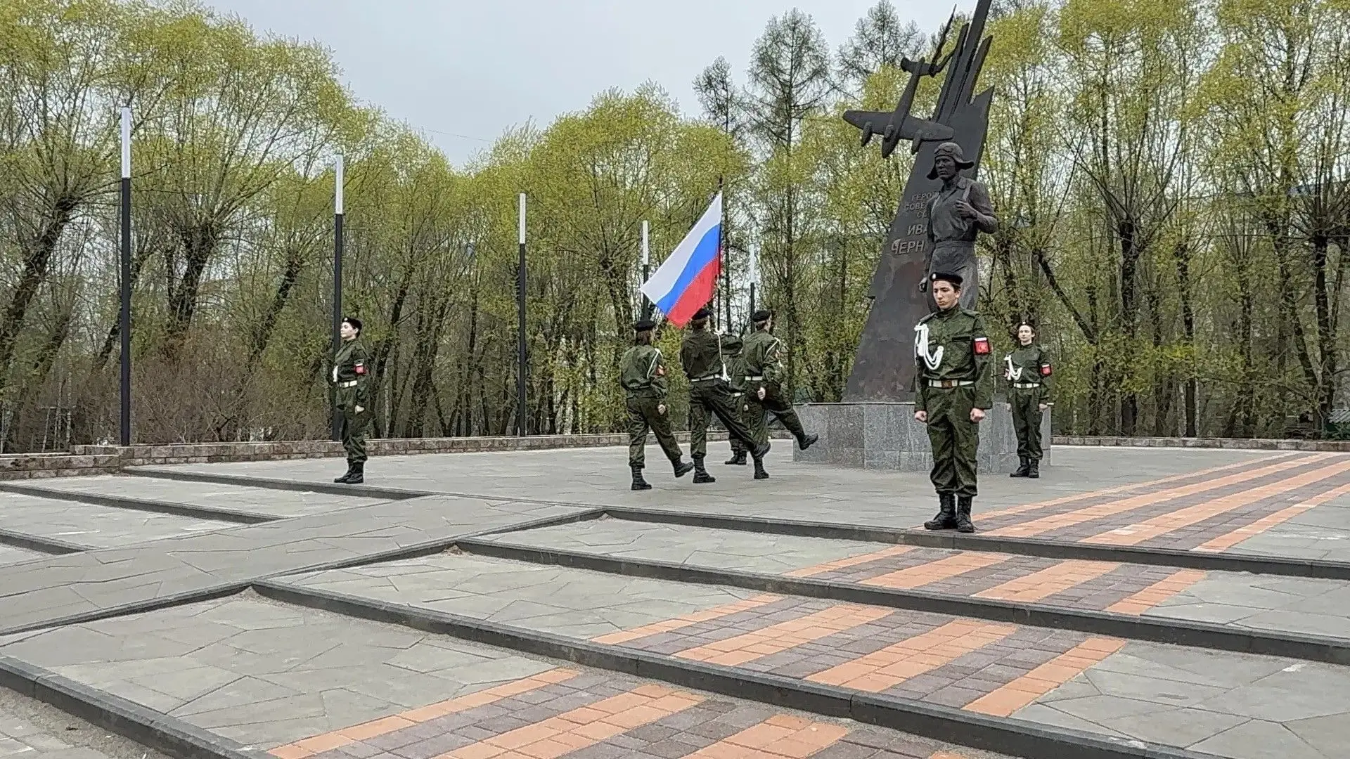 🇷🇺 Сегодня у памятника Герою Советского Союза Ивану Черных, где Вахту Памяти несла рота почётного ка