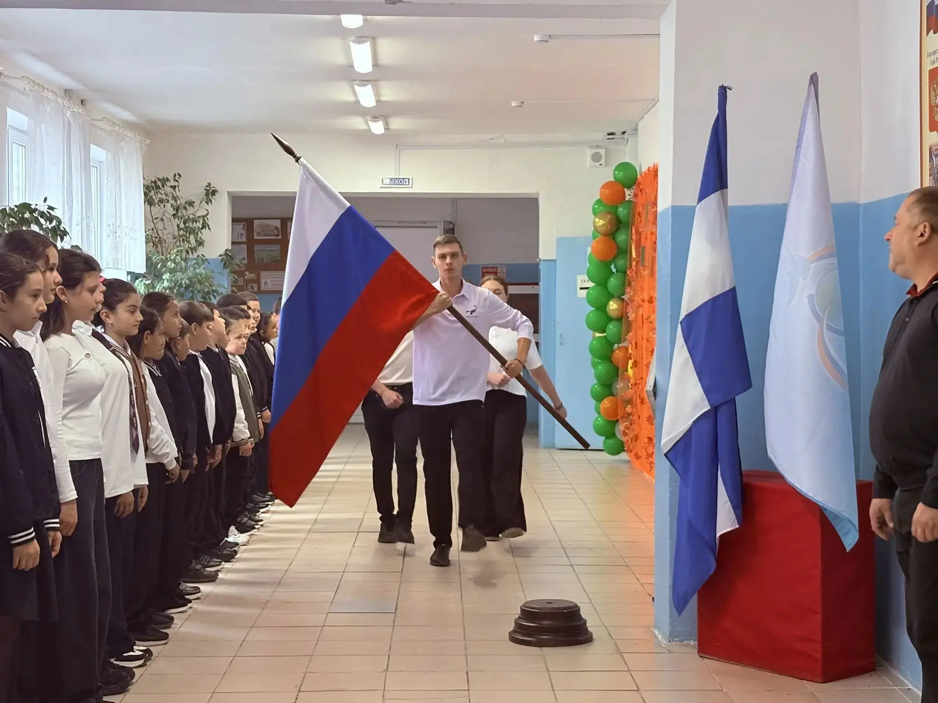 Понедельник, 28 сентября, в нашей школе начался с торжественной церемонии выноса Госуда...
