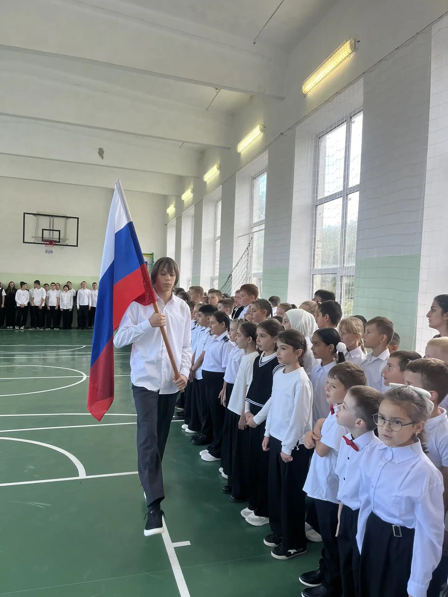 🇷🇺 Новая учебная неделя в нашей школе традиционно началась с торжественной линейки!