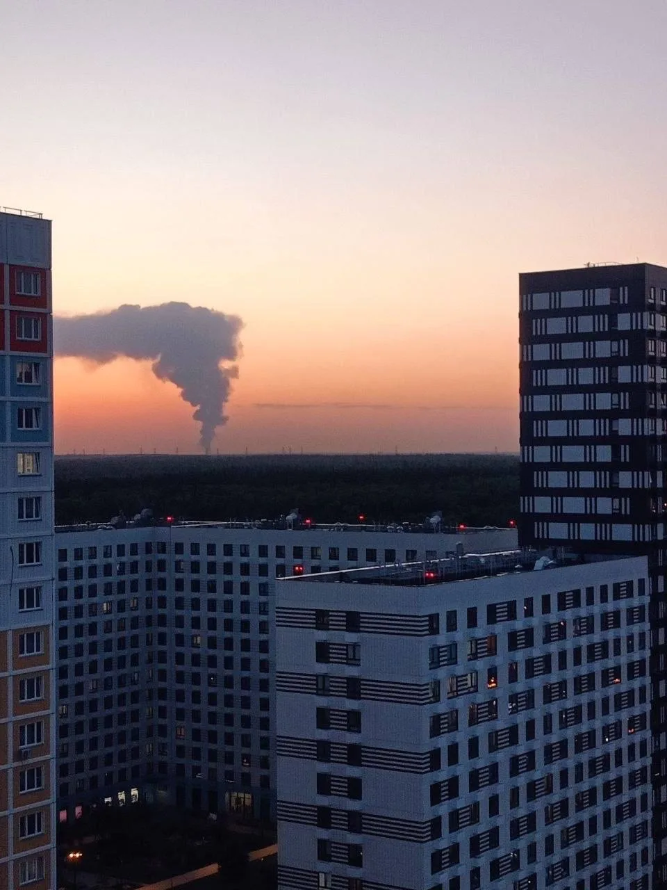 🌫️ На северо-западе Подмосковья заметили огромный столб чёрного дыма   Жители Химок, Зеленограда, Кр