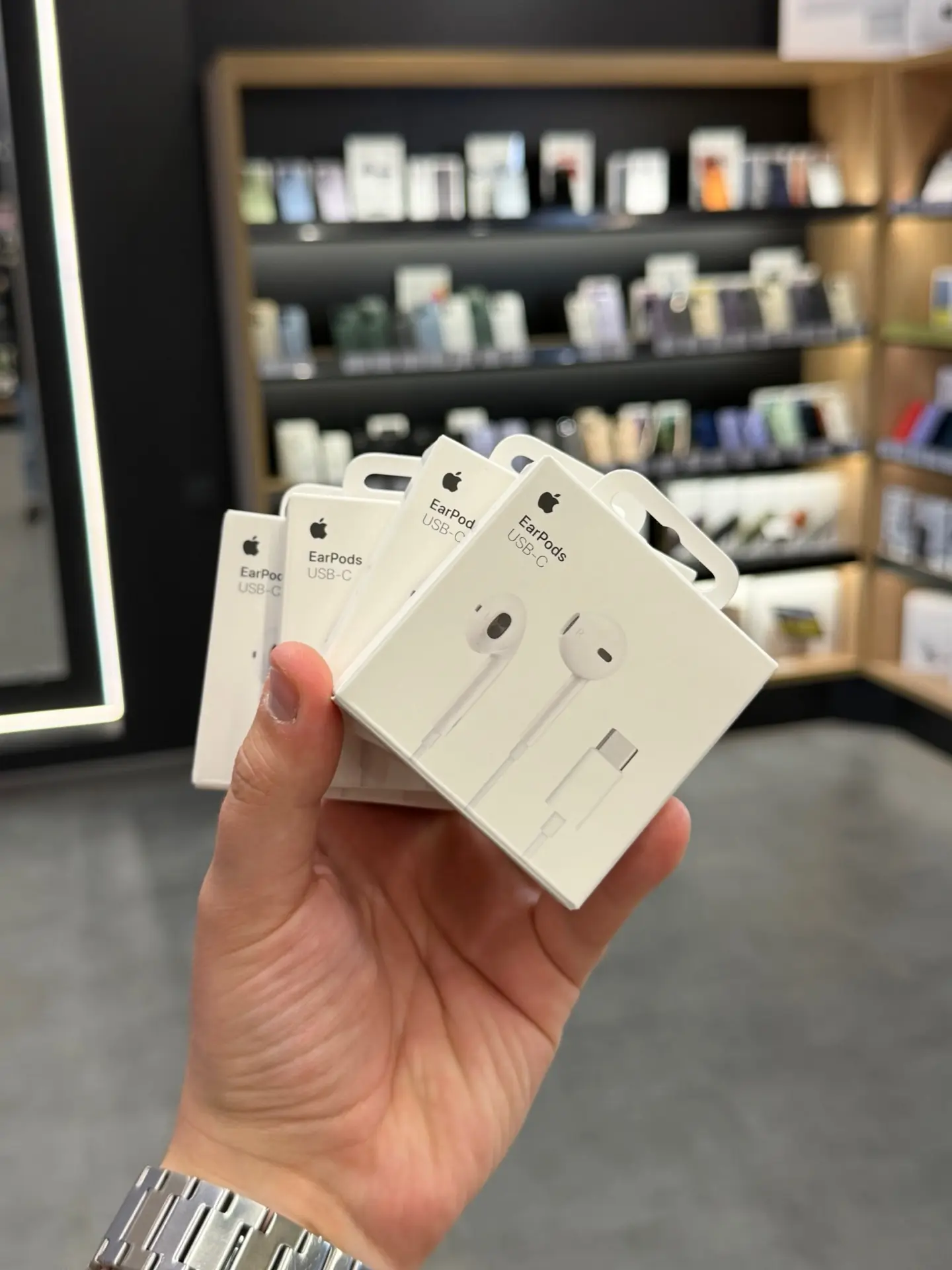 🎧 Легкие, удобные и надежные — проводные EarPods остаются популярными даже сегодня. Бл...