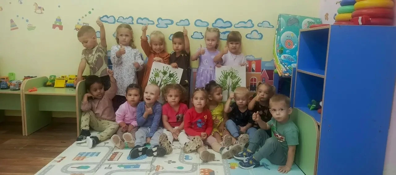 🤲🌳 Сегодня ребята из 1 и 2 группы рисовали летнее дерево с помощью ладошек! 🎨🤲 Хоро...