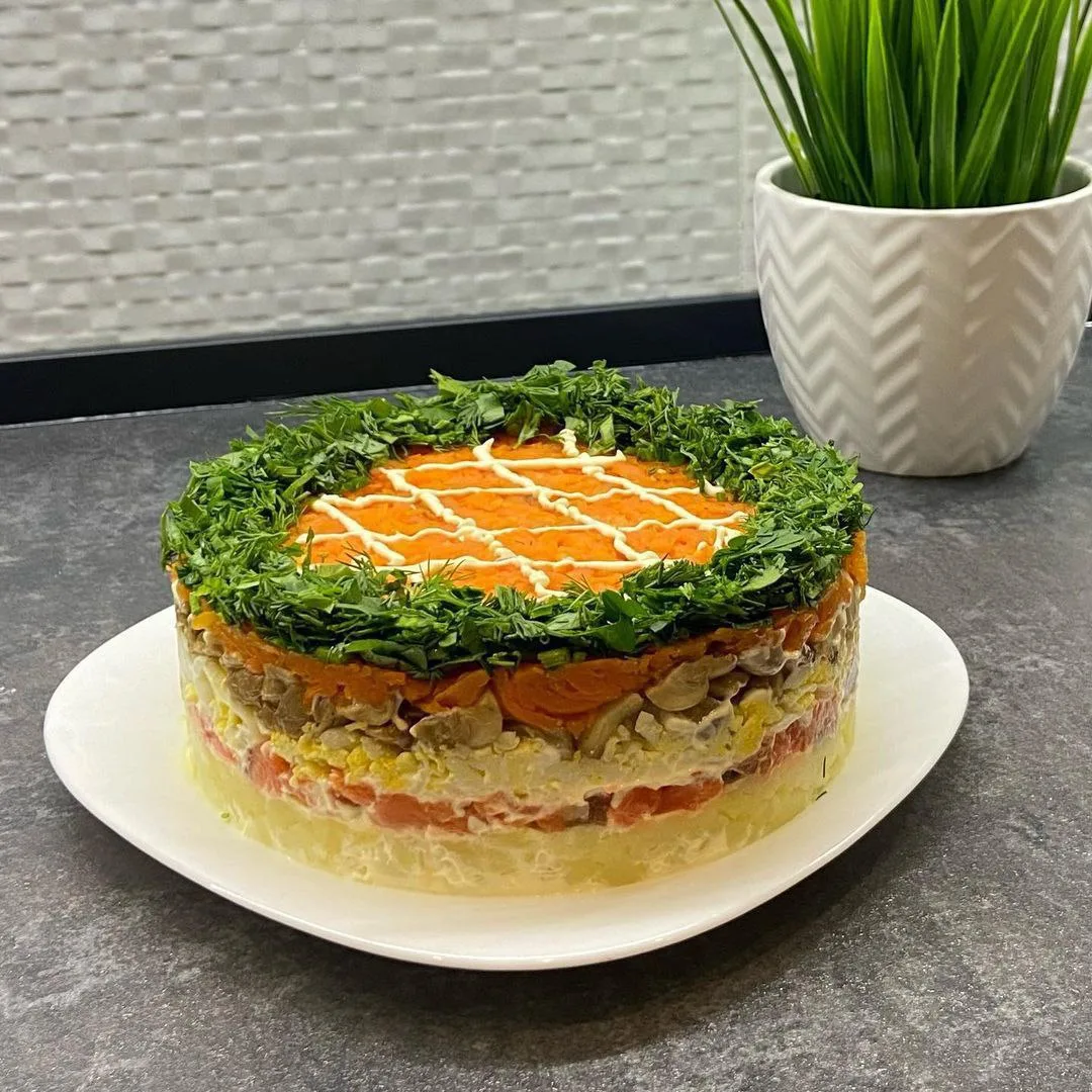Салат «Лисья шубка» 💛

🌸Ингредиенты:
▫️Картофель - 3 шт. отварить, натереть на крупной тёрке.
▫️Фи