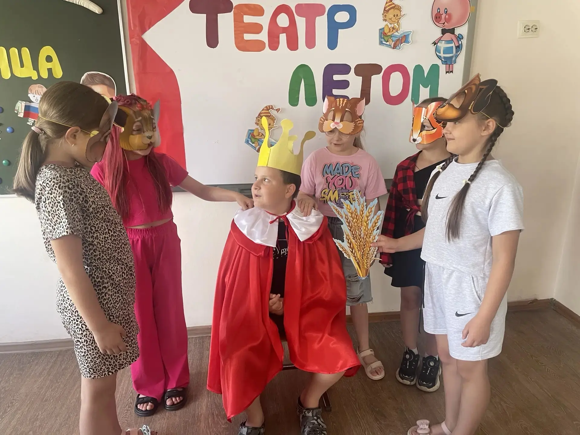Продолжает работу "Летний театр" (пдо Жаркова Н.В.) на базе МБОУ сош 36 
Ребята самостоятельно приду