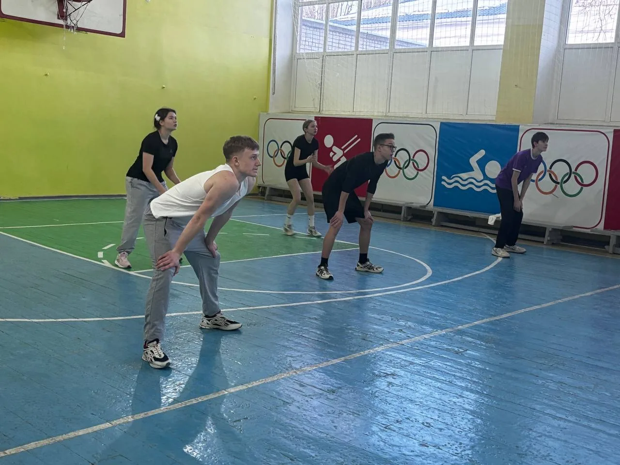 🏐 Волейбольная битва! Сегодня в нашей школе прошло захватывающее первенство по волейболу среди 8-11 