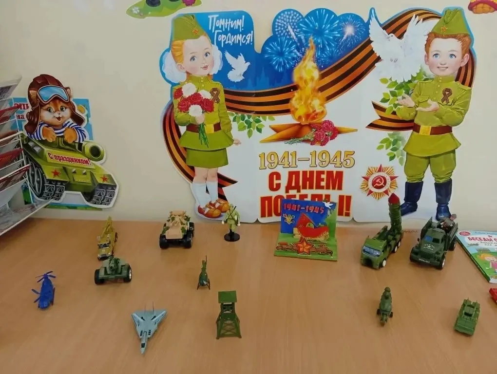 Чтим и помним героев своей великой страны! В каждой группе нашего учреждения оформлены ...
