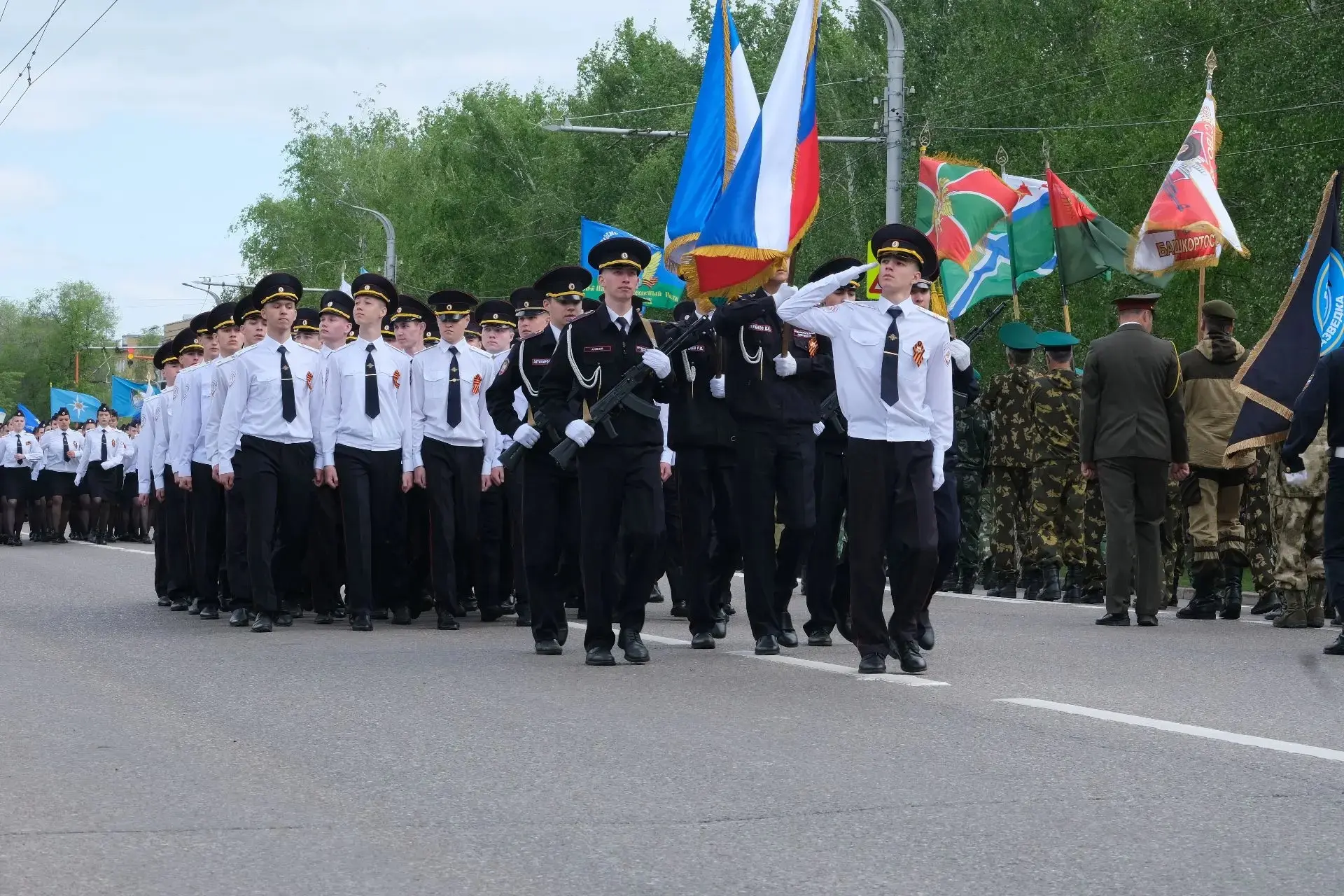 Одной из самых значимых частей сегодняшнего праздника стали торжественное шествие и выставка техники