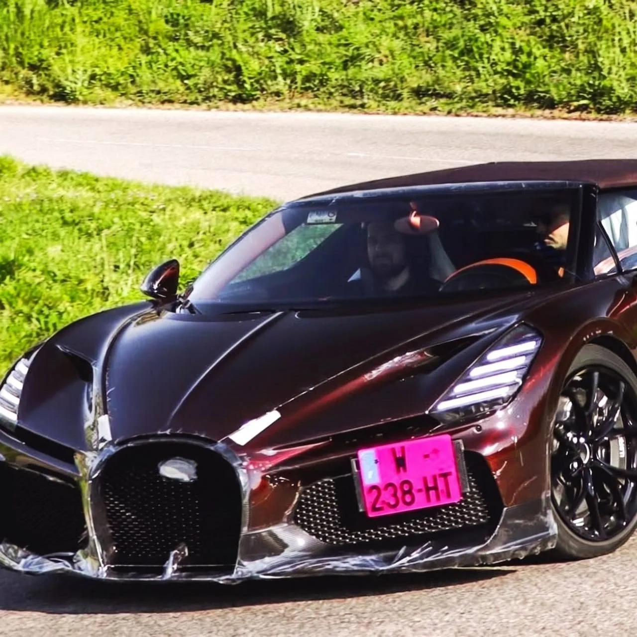 Тимати заплатил рекордный утильсбор в 244 млн рублей за гиперкар Bugatti W16 Mistral, к...