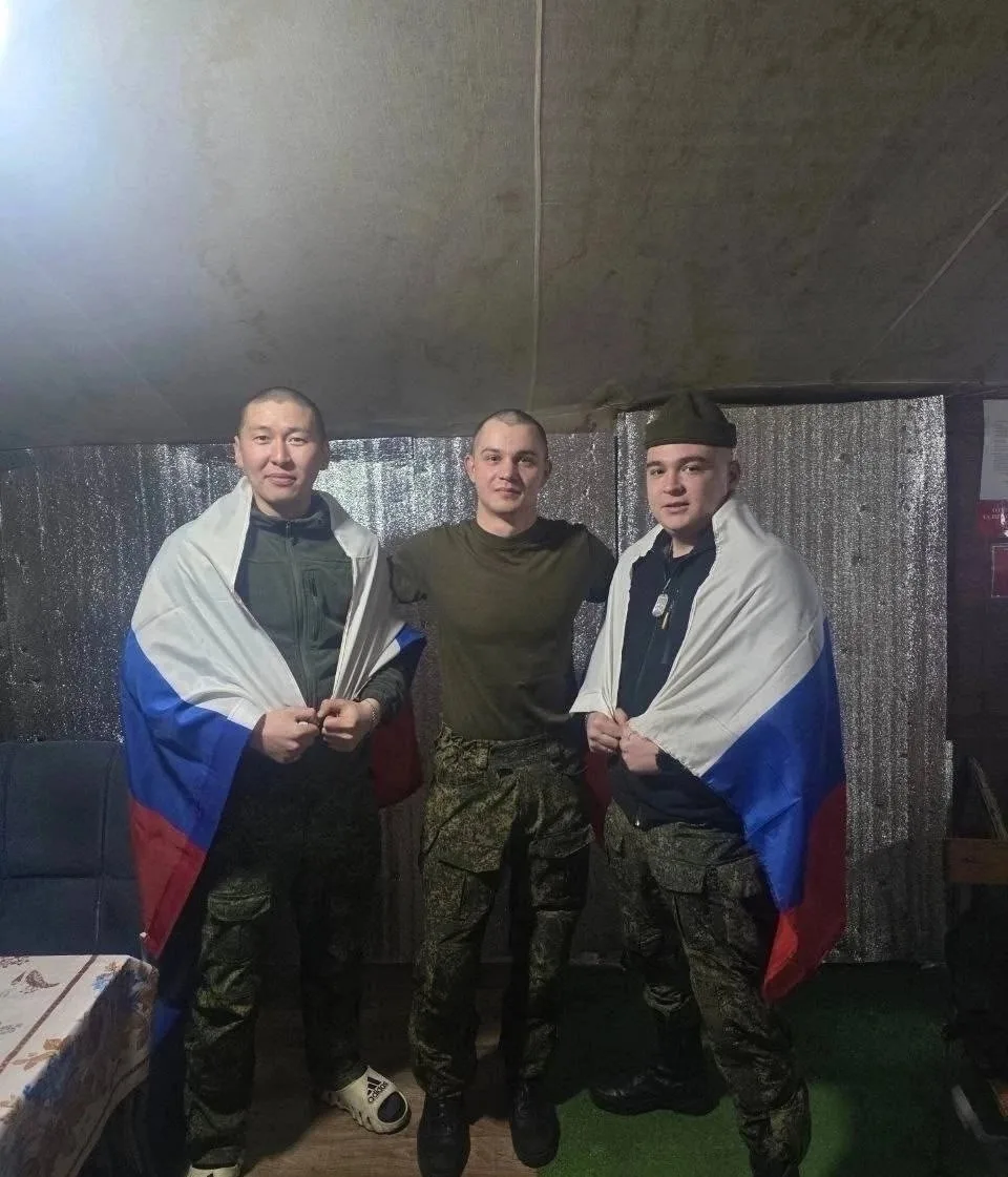 Где-то на другом конце земли,
Погибал парнишка молодой..
Руки прижимал к груди в крови
Думал: как же