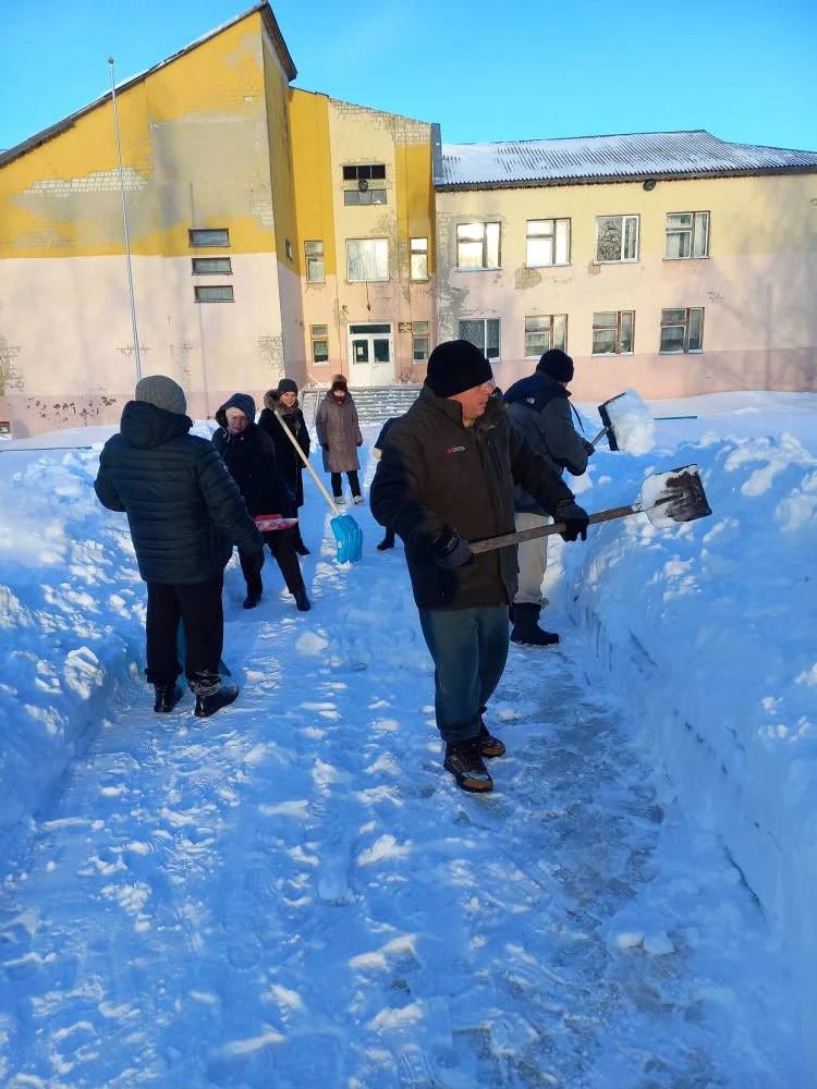 "Дружно- не трудно"
После сильного снегопада и метели коллектив школы вышел на уборку снега.