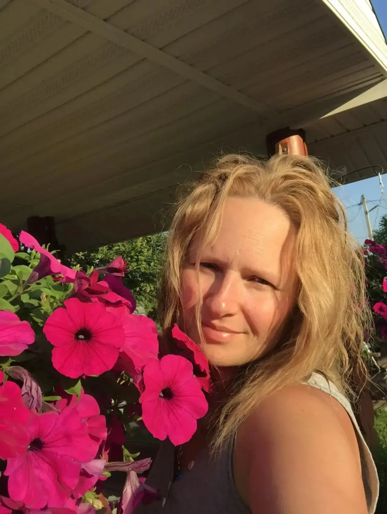 Знаешь, иногда просто стоишь у стеллажа, смотришь на рассаду и шепчешь: «Растите, мои хорошие!» 🌱

