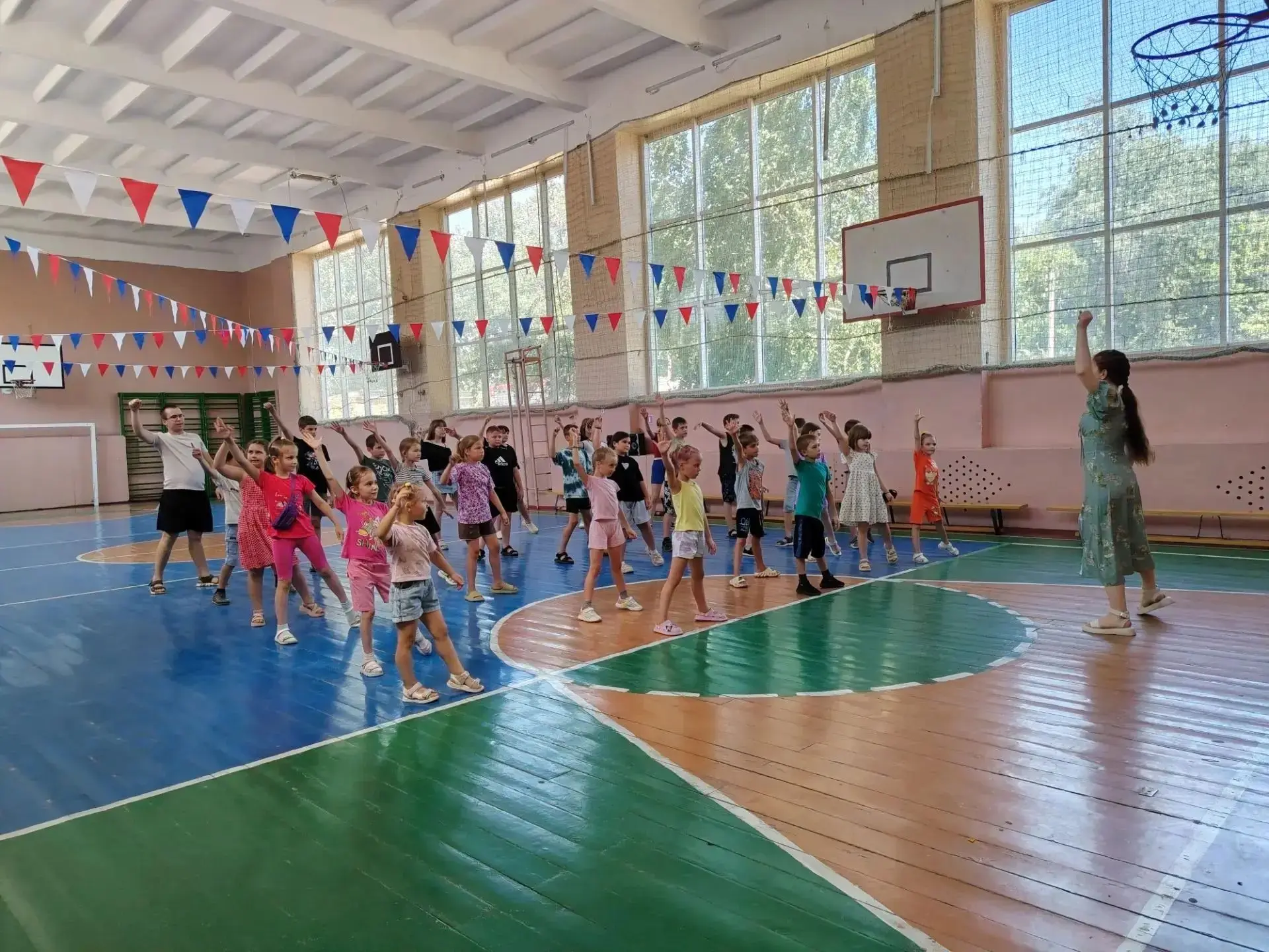 🥳 Флешмоб "Танцевальный вихрь" в пришкольном оздоровительном лагере «Солнышко»! Активность и креати