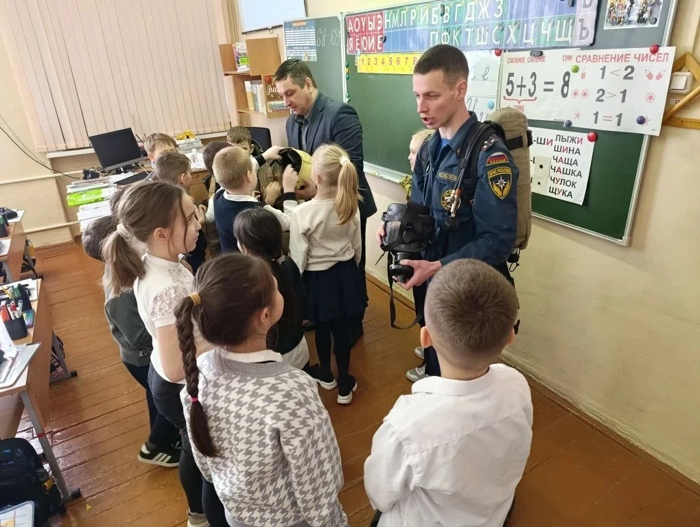 🔥🚒 Сегодня в начальном звене МБОУ "Еткульская СОШ" прошли открытые уроки мужества, которые оставили 