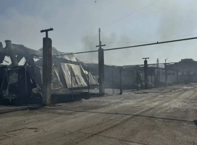 🔥 В Таганроге продолжают тушить пожар после атаки БПЛА