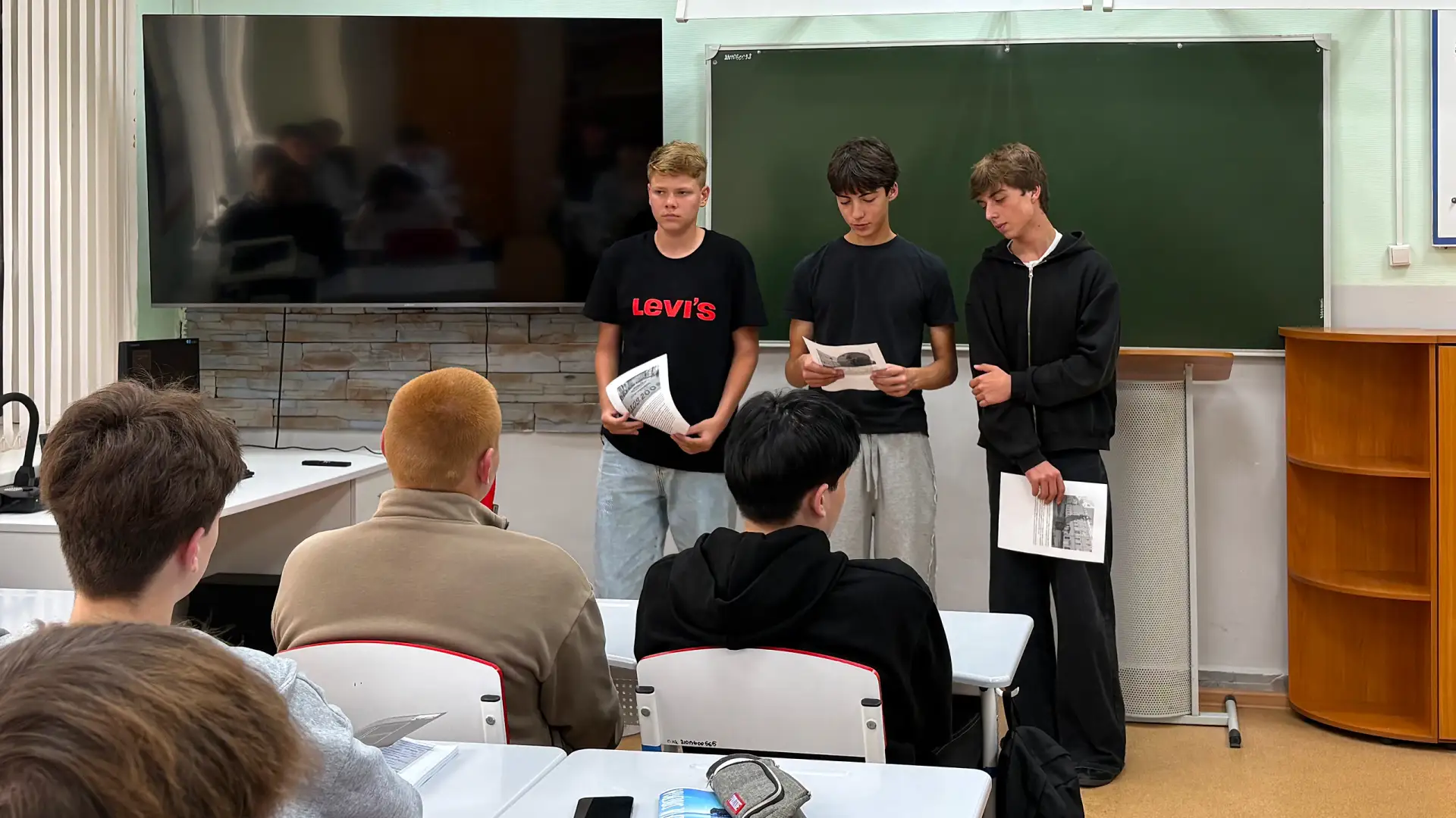 🕊️ Сегодня в Первоуральском металлургическом колледже прошёл Час памяти «Прерванный ур...