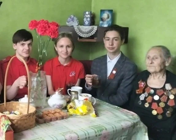 ⭐ ЖИВАЯ ИСТОРИЯ

📍8 мая, в канун Дня Победы, юнармейцы нашей школы с руководителем Ольгой Сергеевно