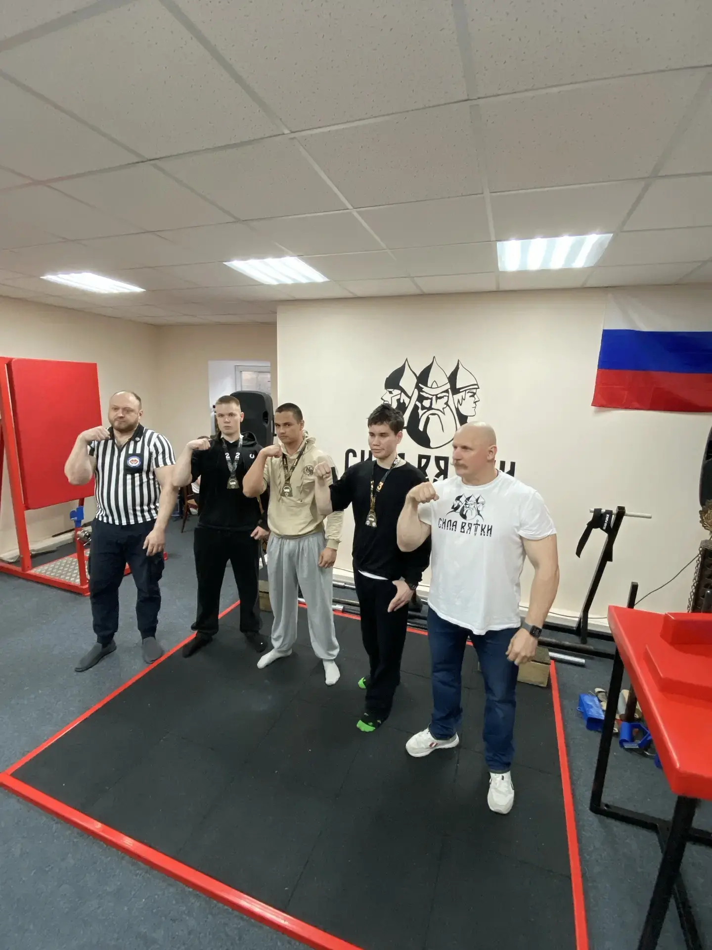 Сегодня, на базе спортклуба «Сила Вятки» состоялись соревнования по армрестлингу среди самых сильных