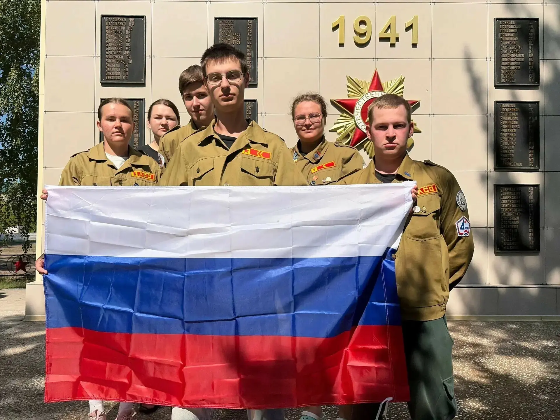 Акция «Мир, благородство»: студенческие отряды позаботились о памятнике героям Великой ...