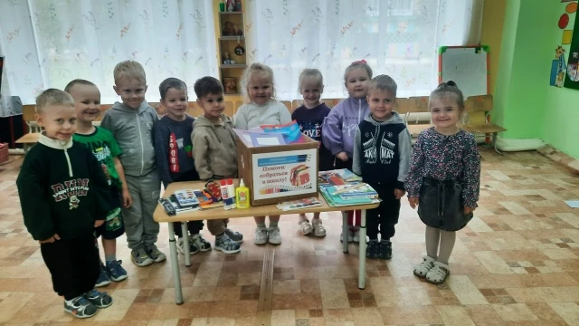 Дети младшей группы «Зайки» приняли участие в ежегодной акции «Я помогаю собраться в шк...