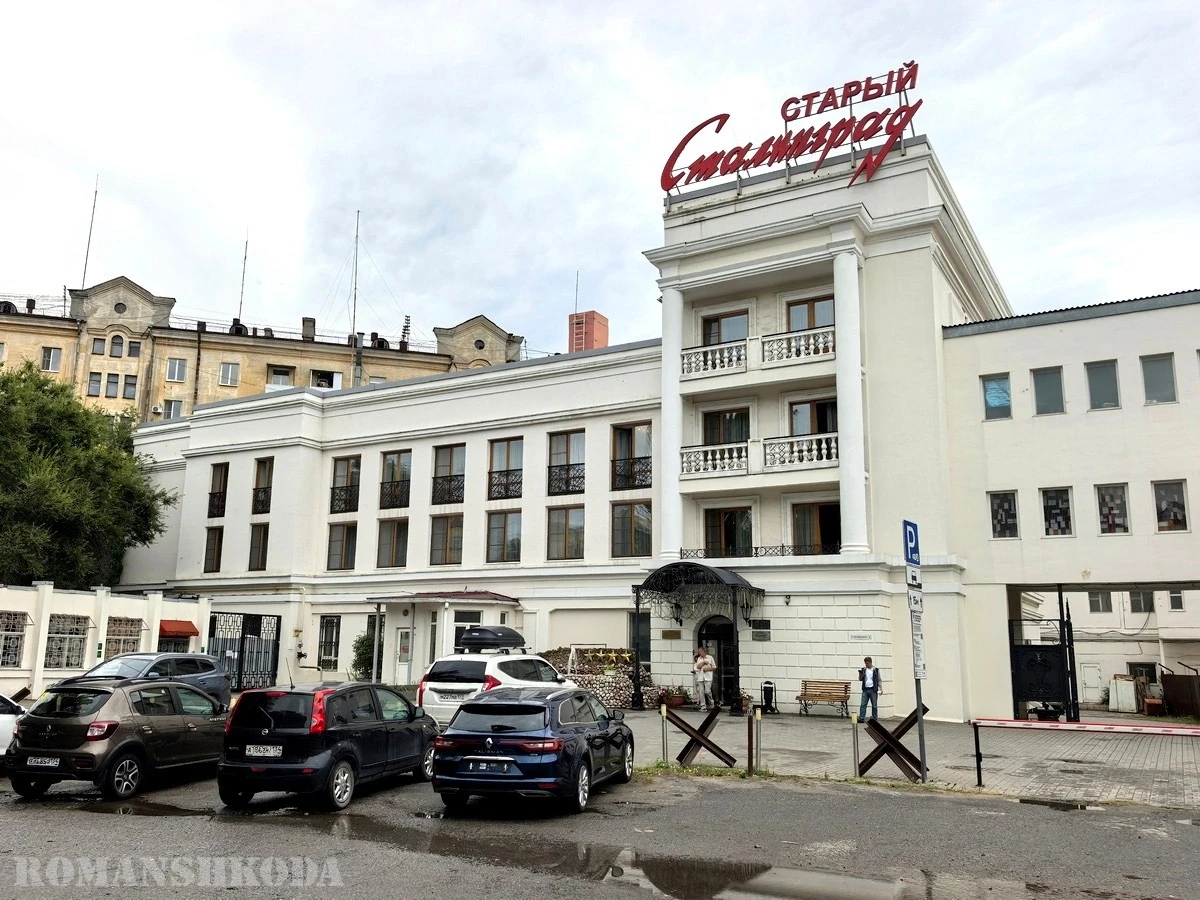 Во дворах на ул. Островского, за зданием Центрального универмага, стоит странный дом. Архитектура ег