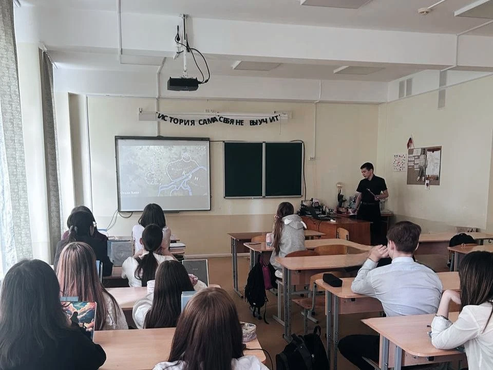 30 апреля в нашей школе прошло познавательное мероприятие: ученик 8 «В» класса провёл для учащихся 8