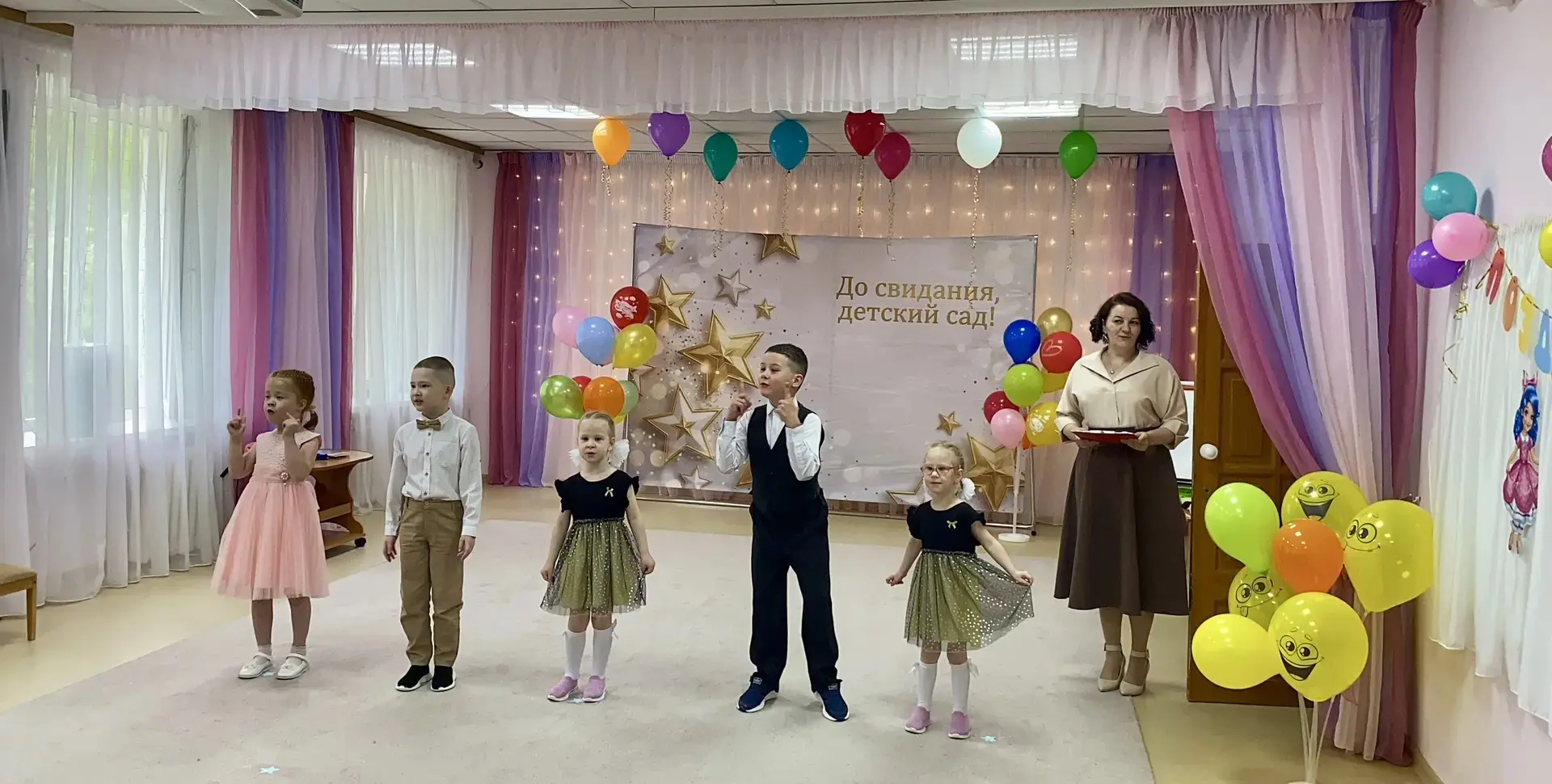 Сегодня в нашем "Теремке" суматоха, громкий смех, цоканье каблучков, песни, танцы и вес...