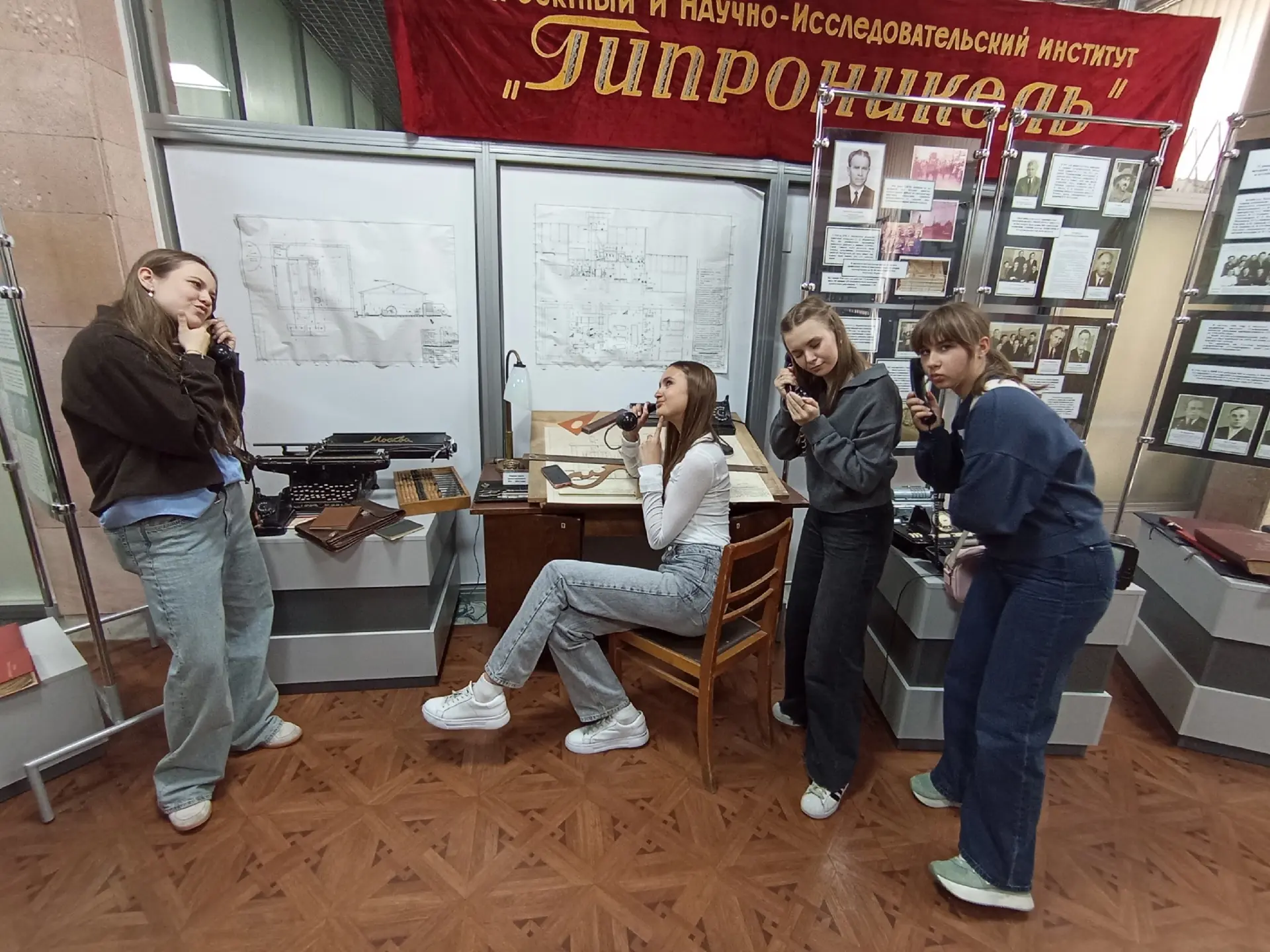 🔬 Ученики 10 «Б» класса посетили институт «Гипроникель» в рамках профориентации!  📚 Ребята узнали о 