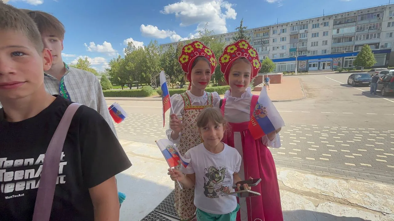 🇷🇺Сердце России

На площади Ленина в Иловле прошла акция по раздаче флажков России «Российский три