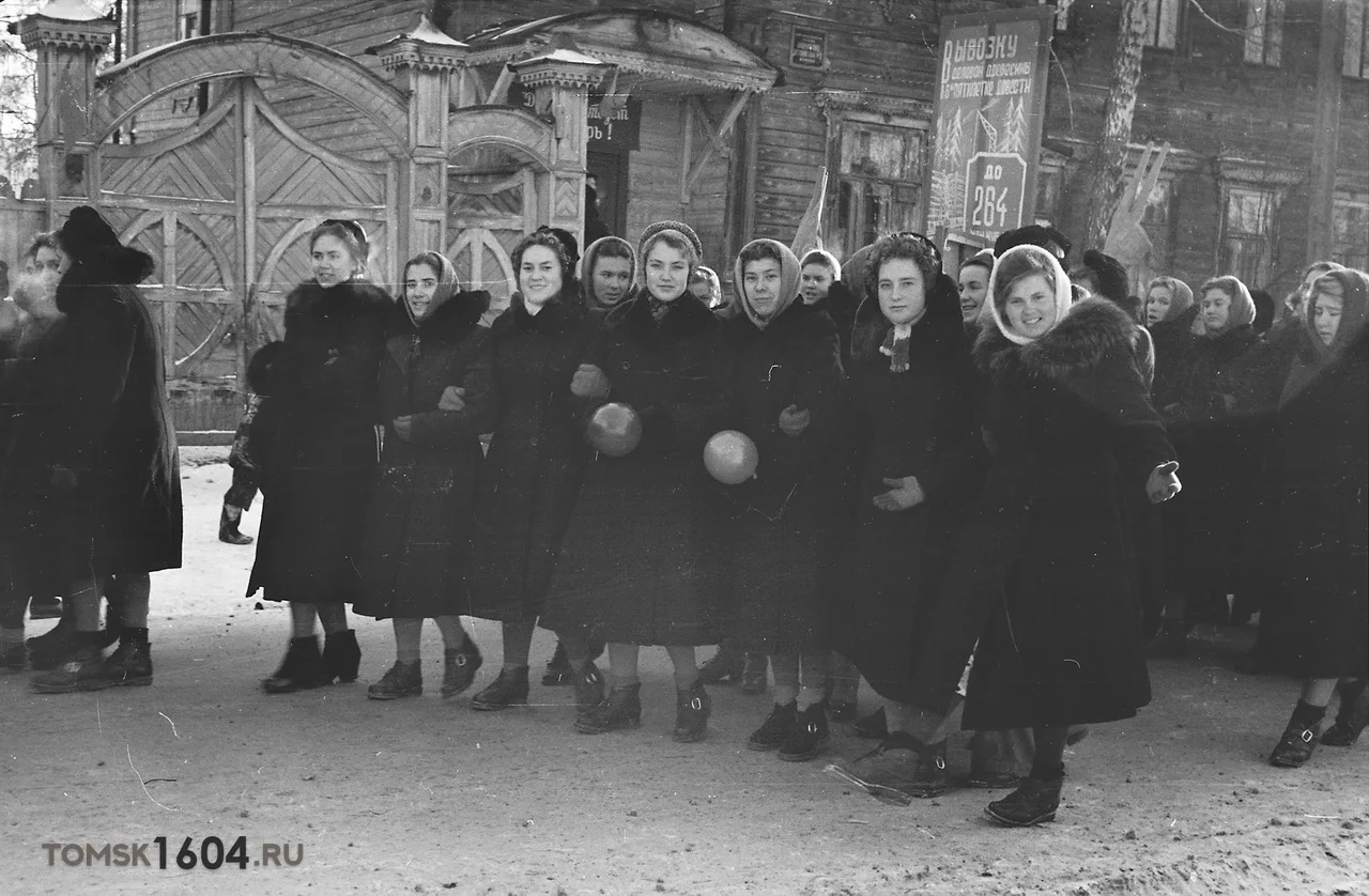 Долго бился над загадкой: где же была сделана эта фотография Юрия Павловича Рачковского...