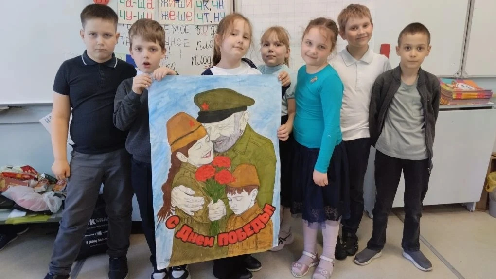 В преддверии Дня Победы учащиеся начальной школы провели акцию «Георгиевская ленточка». Ребята разда