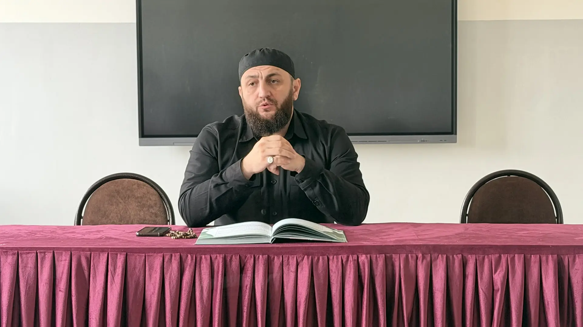 Педагог-организатор по духовно-нравственному воспитанию Муцаев Дени провел беседу с учащимися, посвя