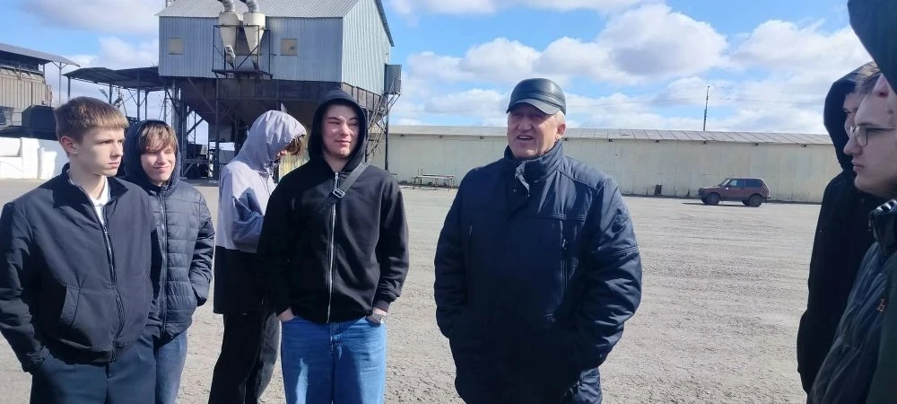 Профориентация в действии! 🚀  Сегодня ученики 9-х классов побывали на увлекательной экскурсии в ХРП 