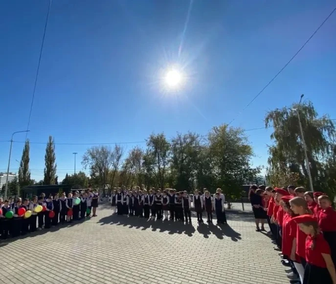 📢 В «Центре образования №35» прошла торжественная линейка, посвященная Дню воссоединен...