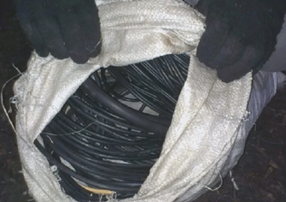 🚨 Два матёрых уголовника из Гуково попались на краже более 100 метров медного провода ...